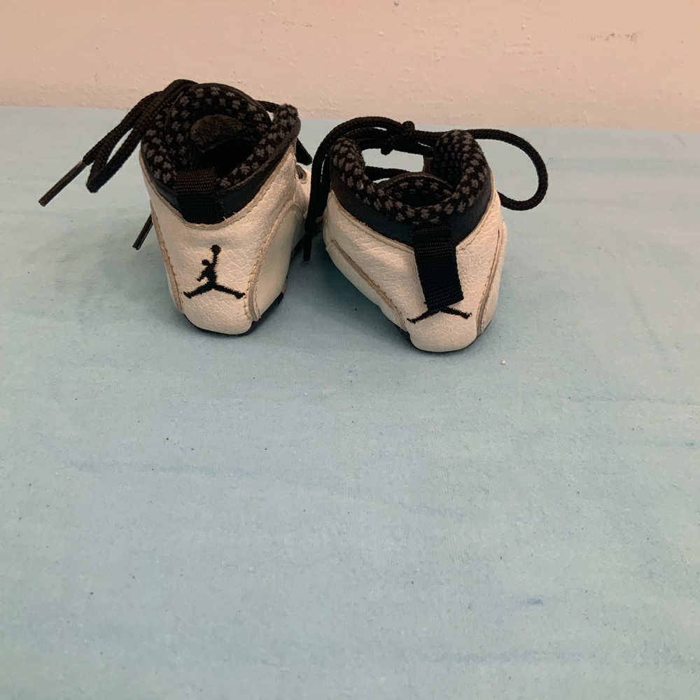 Jordan Kids Black and White Sneakers size2 8cm - Picture 3 of 9